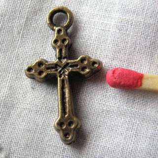 Breloque croix miniature...