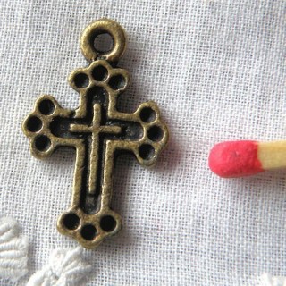 Breloque croix miniature...