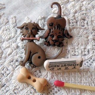 4 boutons  CHIEN, journal, os.
