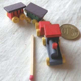 Petit train bois peint miniature 1:12