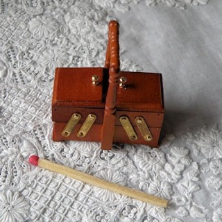 Small wooden articulate...