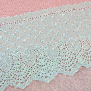 Broderie anglaise...