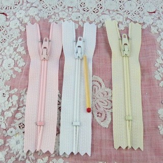 Tiny zipper for doll small...