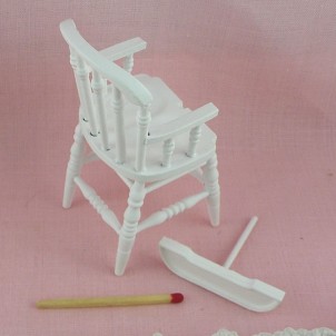 Chaise haute miniature poupée  9,5 cm.