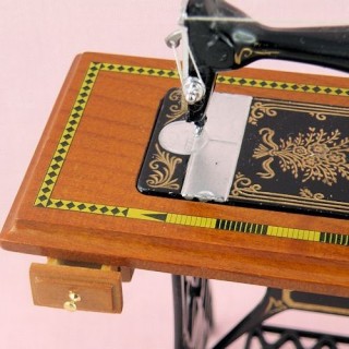 Machine à  coudre luxe à  pédale miniature maison poupée LUXE
