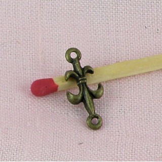 Pendentif, breloque,fleur de lys, bijou poupée, 1,7 cm