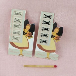 Small hooks and eyes sew on a vintage card, 7 mms.