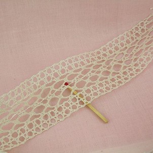 Fine cotton lace flowers pattern 40 mms.