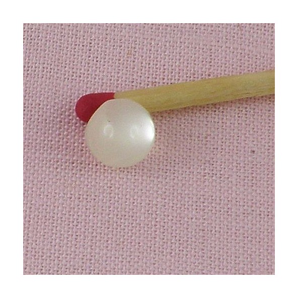 Pearly Square shank Button 7 mms.