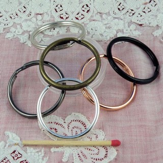 Split rings painted in fashion colors.
