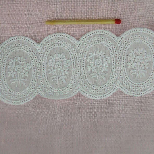 Eyelet trim flowers embroidered on the both edges, 6 cms