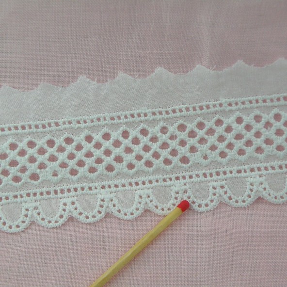 Eyelet trim embroidered 4 cms