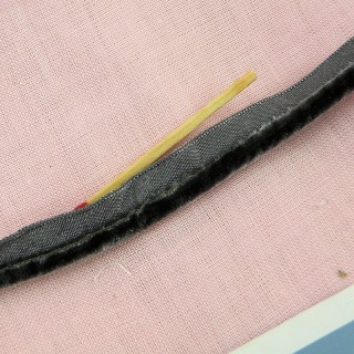 Velvet ribbon with lip 6 mms.