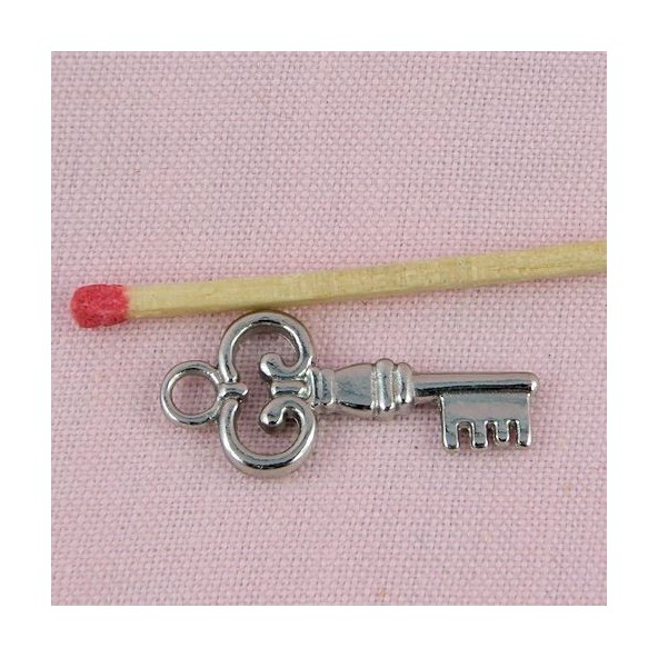 Breloque clé bijou miniature poupé 3 cm
