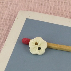 Button flower shape two colors 1 cm..
