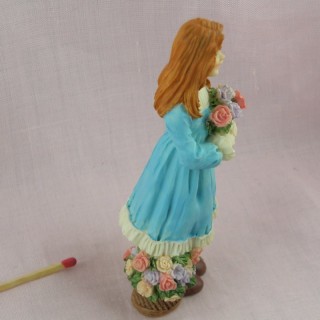 Figurina joven chica con flores
