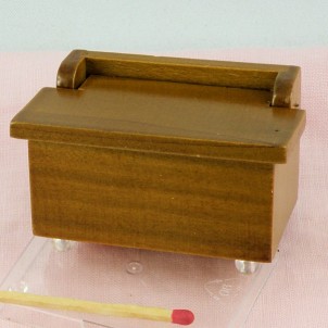 Maletero miniatura en madera para casa de muñecas.