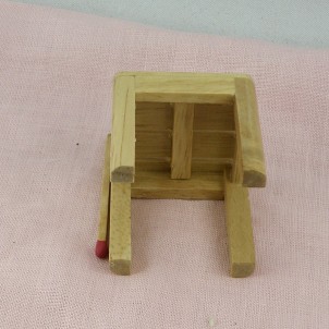 Miniaturmobiliarhocker aus Holz