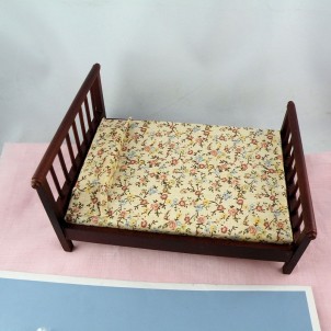 king size bed miniature dollhouse  16,5 cms.