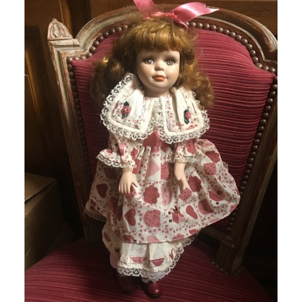 Muñeca romántica de colección porcelana y tejido, 42 cm.