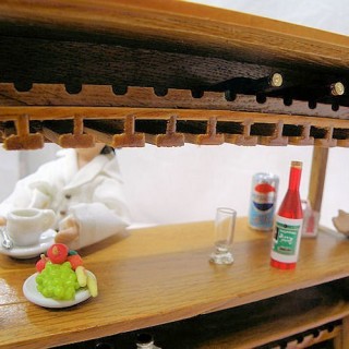 Bar miniatura muñeca en madera con puertas y estantes