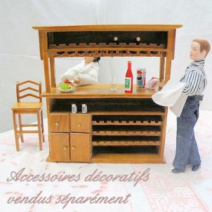 Bar miniatura muñeca en madera con puertas y estantes