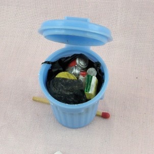 Poubelle miniature avec ordures 5 cm.