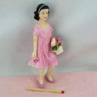 Statuette girl with flowers.