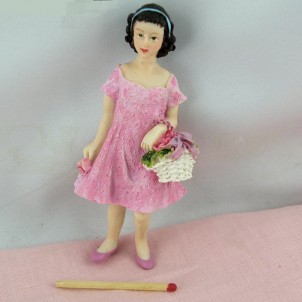 Figurina joven chica con flores