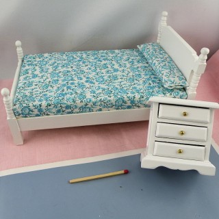 Bed a place and miniature bedside house headstock 10 cm.