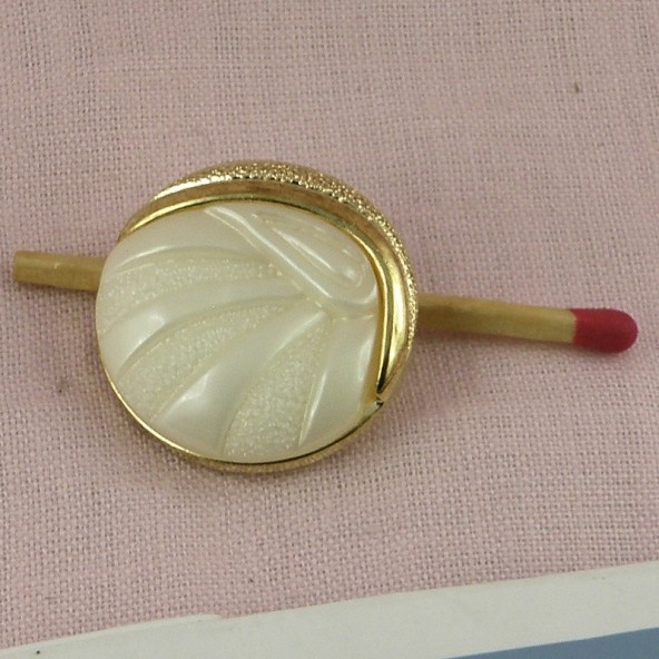 1 big pearly white shank button, 2,5 cms.