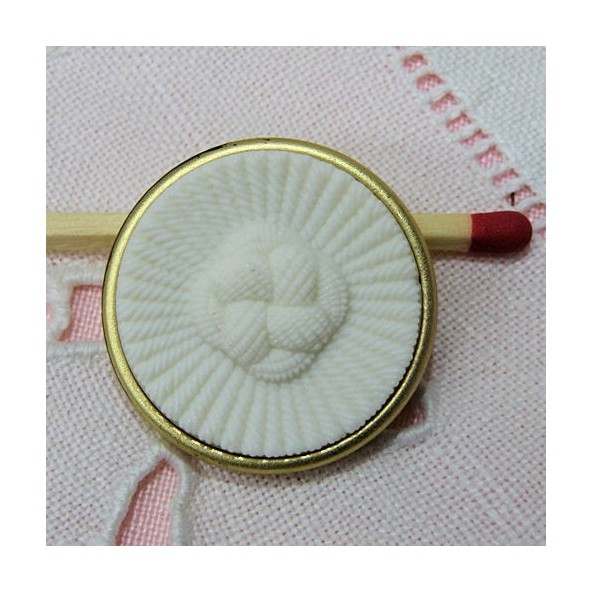 1 big pearly white shank button, 2,5 cms.