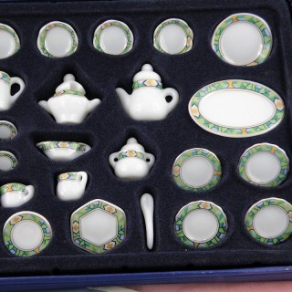 miniature set 35 pieces in painted china.