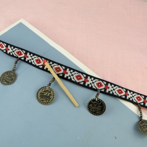 Galon brodé 12 mm avec médailles style indien