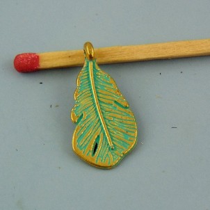 Breloque plume miniature colorée 2 cm