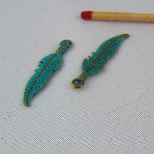 Breloque plume miniature colorée 3 cm