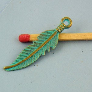 Breloque plume miniature colorée 3 cm