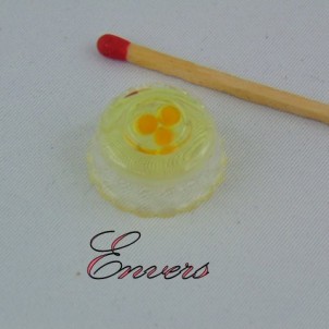 Látigo miniatura con cuenco y 2 huevos rotos.