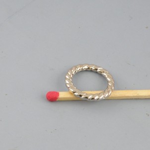 Anneau fermé torsadé pour fabrication bijou 16 mm