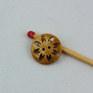 Botón madera coco forma flor recortada 2 agujeros 15 mm.