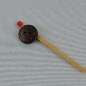 Botón madera coco grabado flor étnica 2 agujeros 1 cm.
