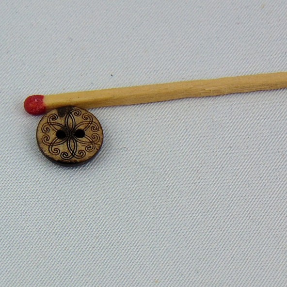Bouton bois coco gravé fleur ethnique 2 trous 1 cm.