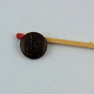 Botón madera coco grabado flor étnica 4 agujeros 13 mm.