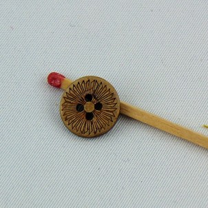 Bouton bois coco gravé fleur ethnique 4 trous 13 mm.
