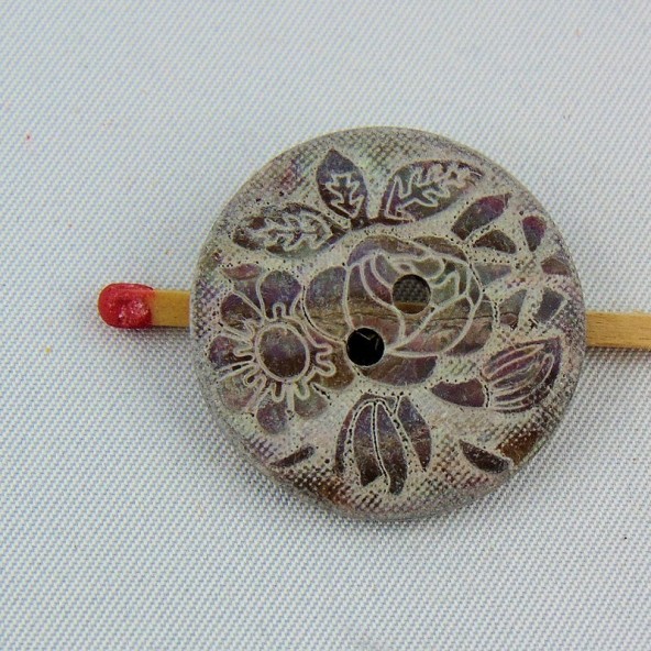 Mother of shell button engraved ethnic flower 2 holes 24 mm