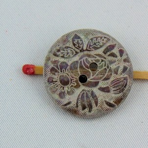 Bouton nacre gravé fleur ethnique 2 trous 24 mm.