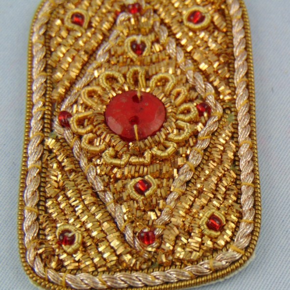 Ecusson ethnique brodé or badge 8 cm.