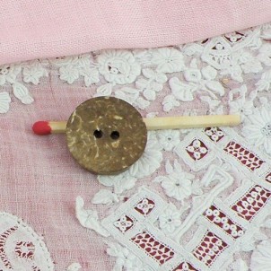 Button coconut engraved ethnic 2 holes 2 cm