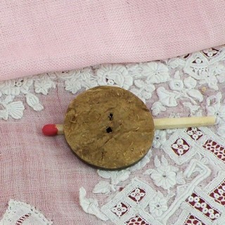 Botón madera coco grabado étnica 2 agujeros 2 cm.