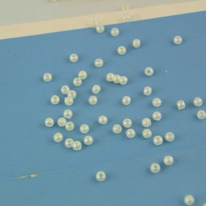 Pearly bright seed beads 2,5 mms, 10 g.